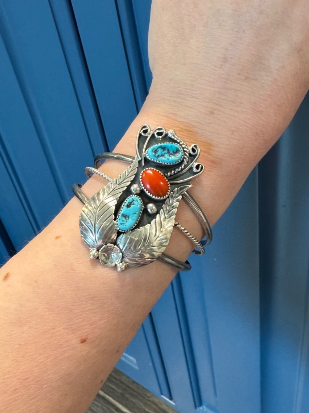 Gorgeous VTG Navajo Yazzie Sterling 3 Stone Turquoise and Coral Cuff Bracelet - Picture 10 of 16
